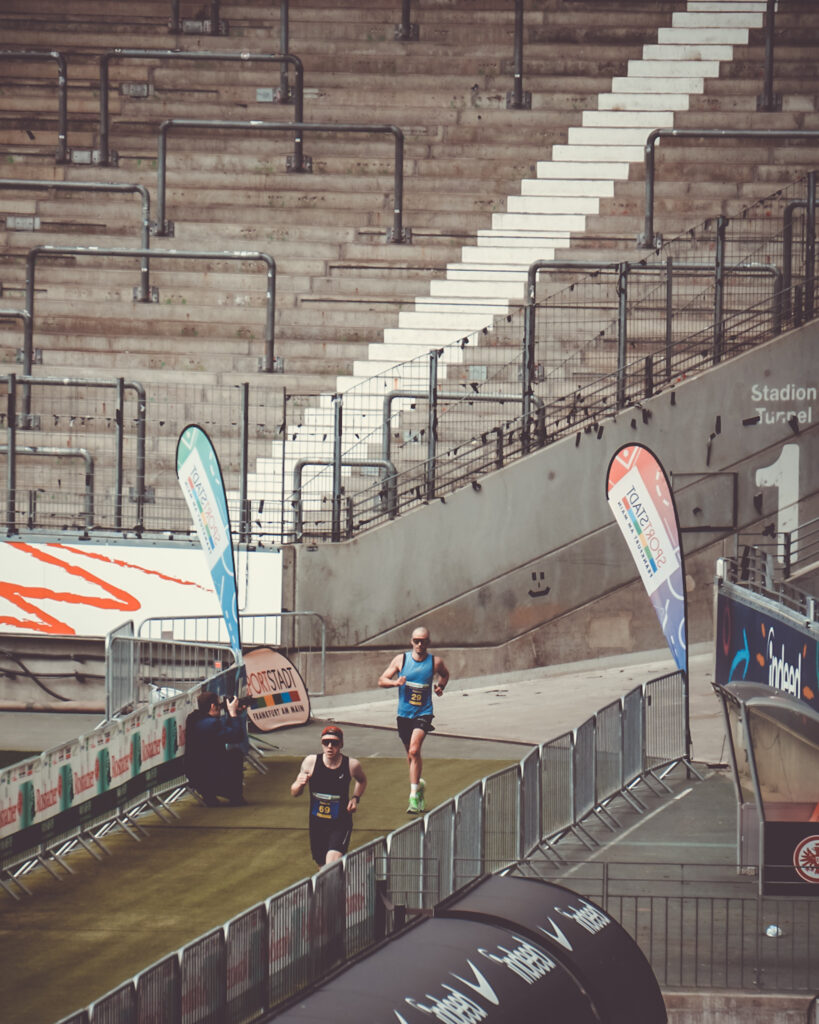 Einlauf ins Stadion beim Frankfurter Halbmarathon