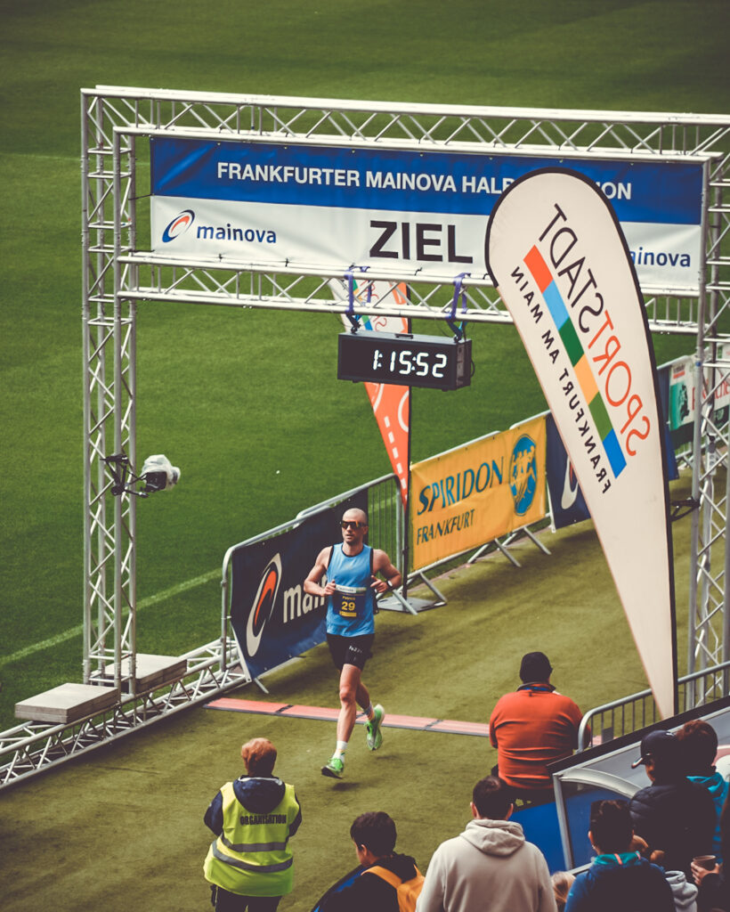 Zieleinlauf beim Frankfurter Halbmarathon 2023