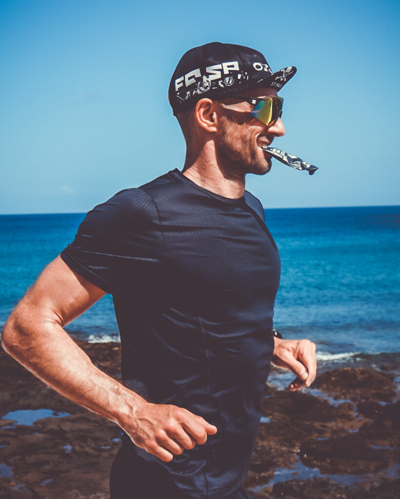 Ironman Lanzarote 2023 - Ein Maurten Gel beim Laufen