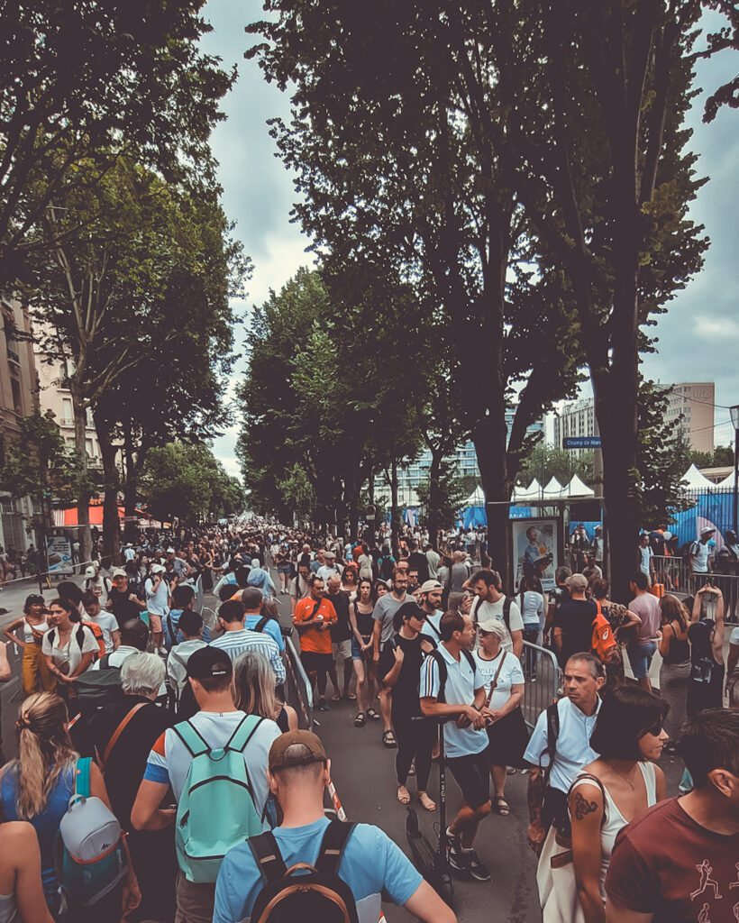 Marathon Pour Tous Schlange vor der Startnummernausgabe