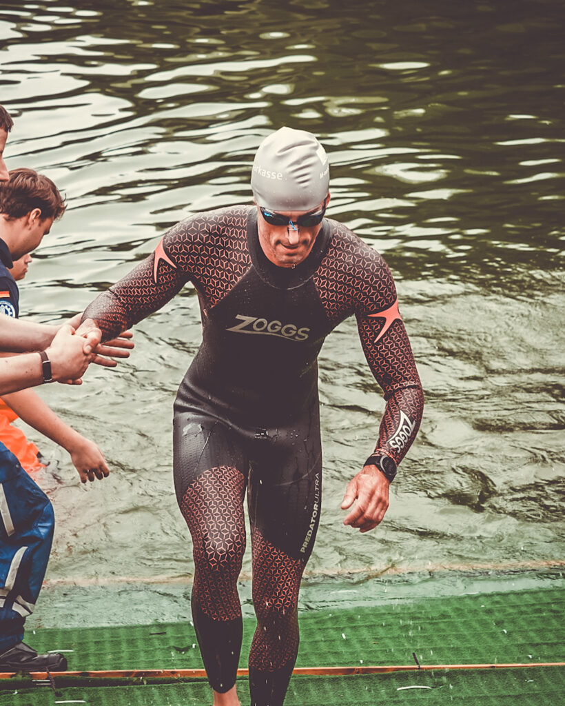 Erlanger Triathlon 2025 Schwimmausstieg